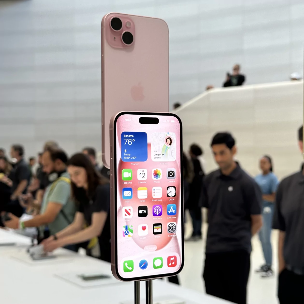 iPhone 15 Plus màu Hồng dành cho những bạn theo phong cách nhẹ nhàng, dịu dàng